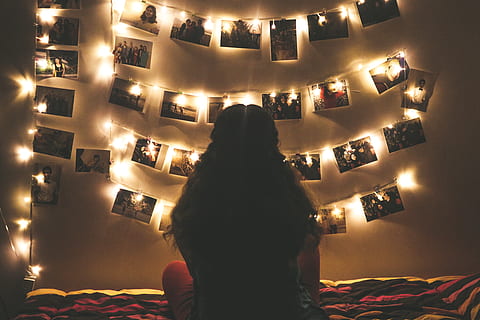 donna, Guardando, raccolta di foto, luci di stringa, vista posteriore, letto, Camera da letto, lampadina, buio, decorare, sospeso, illuminato, in casa, luce, persona, immagini, camera, vacanza, mobilia, attrezzatura per l'illuminazione, stanza domestica, decorazione, celebrazione, retrovisore, Natale, una persona, stili di vita, interno di casa, adulto, donne, decorazione natalizia, ornamento di Natale, lampada elettrica, 5K, CC0, dominio pubblico, privo di copyright