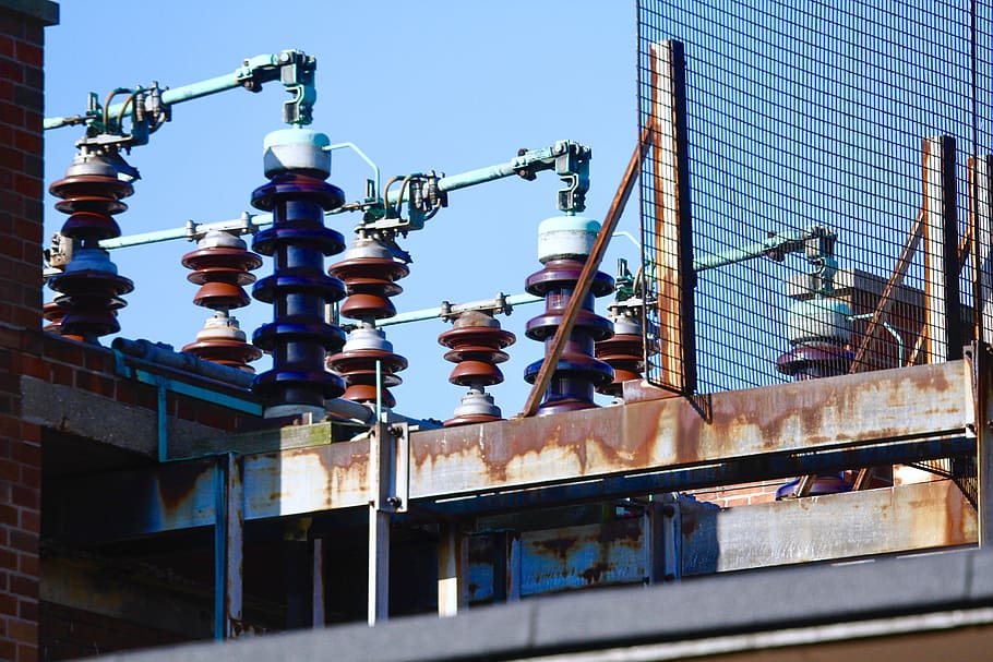 animal, pasăre, rugini, maşină, hidrant, clădire, fabrică, instalatii sanitare, centrală electrică, constructie, motor, cablu, dispozitiv electric, antenă, oţel, pol de utilitate, schelărie, turnul de transmisie electrică, vedere unghiulară joasă, cer, arhitectură, industrie, exteriorul clădirii, construită, zi, natură, nici o persoana, metal, în aer liber, tubulatura de țeavă, cer senin, albastru, conexiune, tehnologie, combustibil și generarea de energie electrică, lumina soarelui, mașini, 5K