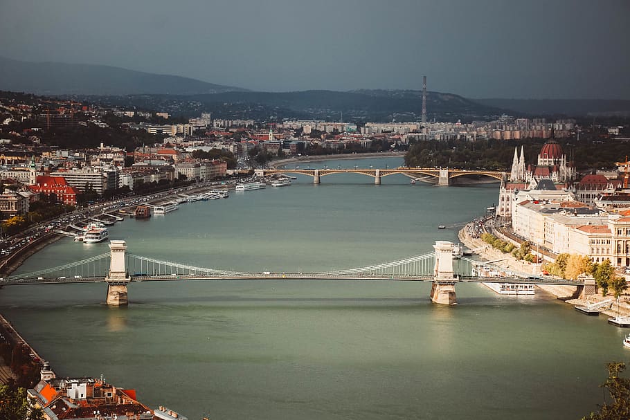 extensió del pont, budapest, Hongria, gris, edifici, ciutat, urbà, a l'aire lliure, paisatge, naturalesa, vista aèria, port, davant del mar, catedral, arquitectura, adoració, Església, habitatge, estructura construïda, exterior de l'edifici, aigua, connexió, pont, paisatge urbà, transport, pont - estructura feta per l'home, riu, vista d’angle alt, destinacions de viatge, barri residencial, cap gent, cel, Pont en suspensió, pont de cadena, badia, 4K