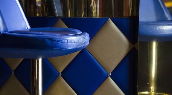 seggiola da bar, modello Arlecchino, blu, in casa, nessuno, avvicinamento, brillante, lusso, festa - evento sociale, cultura artistica e intrattenimento, attività commerciale, ricchezza, color oro, di fila, metallo, forma, celebrazione, cibo e bevande, riflessione, attrezzature domestiche, design, vita notturna, 4K, CC0, dominio pubblico, privo di copyright