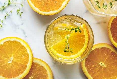 rebanada, Fruta, naranja, beber, hidratar, De arriba hacia abajo, bienestar, agua, vitamina, tomillo, sediento, sabroso, verano, espumoso, soda, rehidratación, refresco, refrescante, receta, Fruta cítrica, frescura, comida, amarillo, limón, maduro, antecedentes, naturaleza, orgánico, jugo, de cerca, alimentación saludable, color naranja, dieta, mesa, blanco, estilo de vida saludable, material de madera, comida vegetariana, sección transversal, 4K, CC0, dominio público, libre de derechos