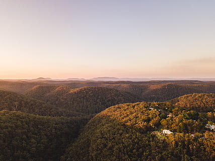 Colinas verdes, ao ar livre, panorama, natureza, cenário, panorâmica, vista aérea, montanha, horizonte, campo, céu, nascer do sol, drone, animais selvagens, selvagem, arvores, arbusto, floresta, Parque Nacional, cadeia de montanhas, terra, scenics - natureza, beleza na natureza, meio Ambiente, tranquilidade, árvore, cena tranquila, plantar, ninguém, copie o espaço, cena não urbana, idílico, controlo remoto, por do sol, dia, paisagem ondulante, 2K, CC0, domínio público, royalty free