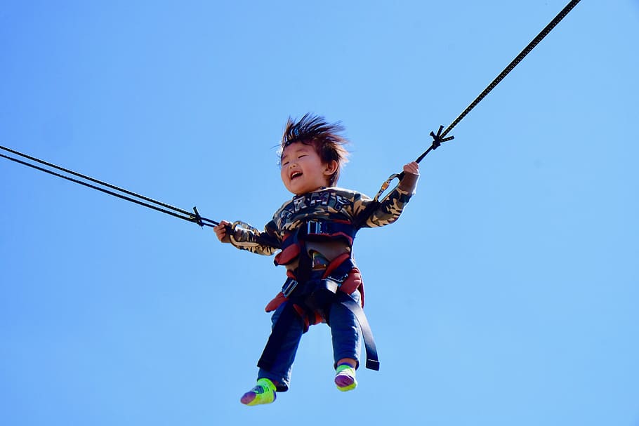 nen, jugar, saltar, gaudeix, somriu, cel blau, bon temps, infància, una persona, cel, longitud completa, activitat d'oci, homes, naturalesa, felicitat, blau, cel clar, persones reals, diversió, moviment, estils de vida, emoció, vista frontal, a l'aire lliure, innocència, emoció positiva, braç humà, 4K
