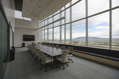 cel, vista, empresa, alta tecnologia, executiu, sala de conferències, finestra, seient, a l'interior, cadira, vidre - material, dia, taula, cap gent, buit, absència, arquitectura, transparent, sòls, naturalesa, mobles, habitació domèstica, estructura construïda, terres de fusta dura, sostre, apartament, 5K, CC0, domini públic, lliure de regalies