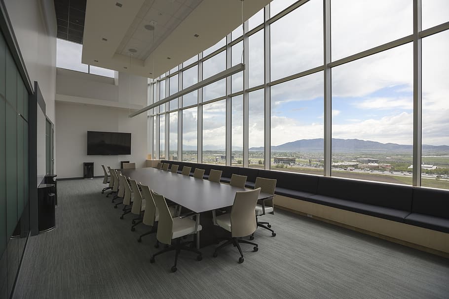 cel, vista, empresa, alta tecnologia, executiu, sala de conferències, finestra, seient, a l'interior, cadira, vidre - material, dia, taula, cap gent, buit, absència, arquitectura, transparent, sòls, naturalesa, mobles, habitació domèstica, estructura construïda, terres de fusta dura, sostre, apartament, 5K