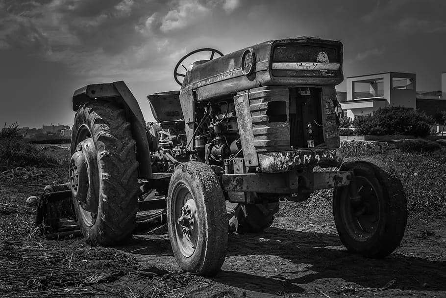 Traktor, alt, rostig, zerfallen, Landwirtschaft, Maschine, Fahrzeug, Antiquität, Schwarz und weiß, Himmel, Transport, Landfahrzeug, Transportmittel, Land, wolke - himmel, Feld, verlassen, Natur, Tag, keine Leute, stationär, obsolet, LKW, beschädigt, draußen, Rad, landwirtschaftliche Maschinen, Verschlechterung, Reifen, 5K
