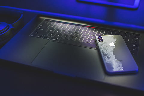 manzana, tecnología, iphone x, iphone, Mac, macbook, Macbook Pro, computadora, ordenador portátil, ligero, música, auriculares, guay, droga, comunicación, conexión, adentro, tecnología inalámbrica, nadie, de cerca, equipo de computadora, cable USB, Internet, Red de computadoras, cable, naturaleza muerta, negocio, mesa, teclado, enchufe de conexión de red, equipo eléctrico, llave de computadora, 5K, CC0, dominio público, libre de derechos