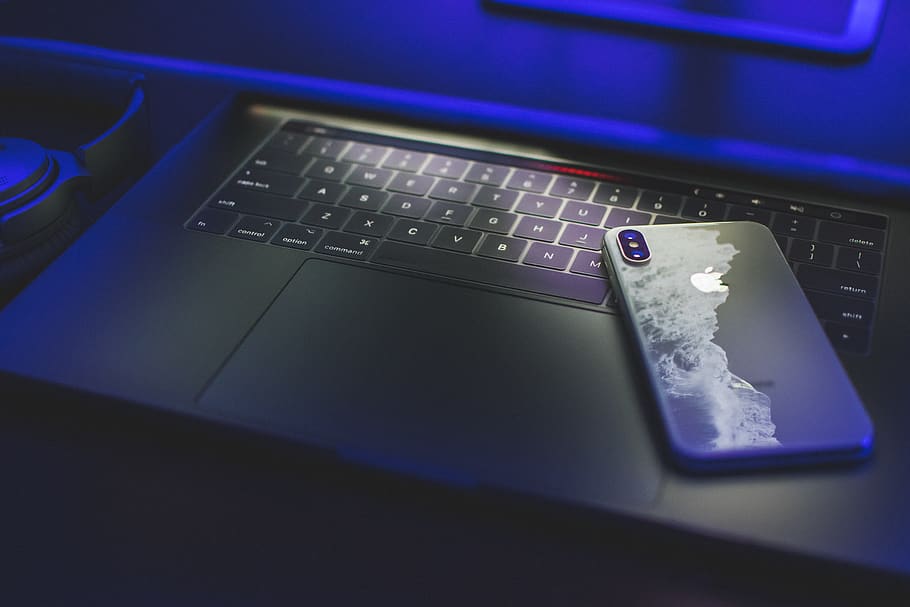 poma, tecnologia, iphone x, iphone, mac, MacBook, MacBook Pro, ordinador, portàtil, llum, música, auriculars, guai, drogues, comunicació, connexió, a l'interior, tecnologia sense fils, cap gent, primer pla, equips informàtics, cable usb, Internet, xarxa d’ordinadors, cable, natura morta, negocis, taula, teclat d’ordinador, teclat, endoll de connexió de xarxa, equipament elèctric, clau d’ordinador, 5K