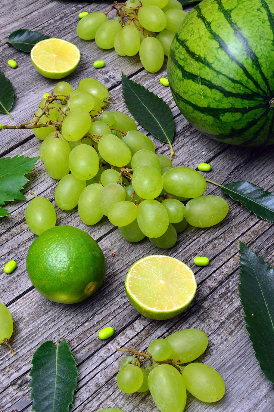 verd, meló, fruita, síndria, menjar, vitamines, bé, madura, Lima, raïm, sucós, suculent, deliciós, bio, fresc, alimentació saludable, menjar i beguda, frescor, benestar, color verd, natura morta, cítrics, cap gent, material de fusta, vista d’angle alt, tall, taula, llimona, secció transversal, a l'interior, primer pla, vegetals, ganivet de taula, sabor amarg, 5K