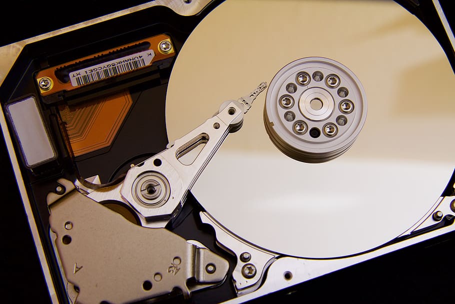 plata, dur, unitat interna, braç actuador, primer pla, dades, disc, electrònica, disc dur, hdd, interns, tecnologia, ordinador, connexió, equipament, equips informàtics, comunicació, a l'interior, metall, indústria, forma, indústria electrònica, cap gent, cercle, part de l’ordinador, forma geomètrica, tir de l'estudi, equipament elèctric, música, 5K