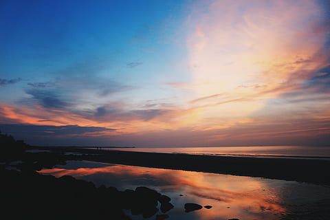 calme, corps, eau, d'or, heure, plage, des nuages, Aube, soir, fond d'écran hd, paysage, lumière, océan, réflexion, mer, paysage marin, rivage, ciel, été, Soleil, le coucher du soleil, nuage - ciel, paysages - nature, tranquillité, beauté dans la nature, scène tranquille, idyllique, la nature, couleur orange, scène non urbaine, personne, horizon au-dessus de l'eau, horizon, Roche, 5K, CC0, domaine public, libre de droits