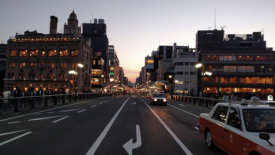 arquitectura, edifici, infraestructura, cel, gratacels, torre, ciutat, cotxe, vehicle, carretera, carrer, transport, urbà, viatjar, horitzó, manera de transport, exterior de l'edifici, estructura construïda, automòbil, vehicle terrestre, marcatge, il·luminat, marcatge de carreteres, símbol, signe, direcció, vida de ciutat, carrer de la ciutat, cap gent, 5K