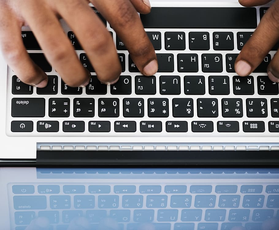 ordinador, teclat, tecnologia, Internet, negocis, aèria, Àfrica, africà, afroamericà, descendència africana, Amèrica, americà, negre, els negres, home de negocis, comunicació, connexió, dades, dispositiu, digital, dispositiu digital, mans, informació, innovació, portàtil, home, mitjans de comunicació, xarxa, Nigèria, nigeriana, quadern, en línia, persona, pantalla, Mitjà de comunicació social, xarxa social, utilitzant, sense fils, treball, lloc de treball, espai de treball, Zimbabwe, mà humana, mà, tecnologia sense fils, part del cos humà, equips informàtics, a l'interior, persones reals, carta, una persona, teclat d’ordinador, usant portàtil, dispositiu d’informació portàtil, escriure, clau d’ordinador, navegar per la xarxa, dit, 5K