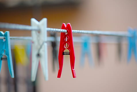 rød, plast klær, knagg, klær, tekst, klesstativ, abstrakt, gjenstand, sy, låse, gjerde, skap, knute, tre, kryssfiner, hengeren, metalltråd, piggtråd, krok, tørkestativ, tapp, rust, henger, Klesklype, selektiv fokusering, nærbilde, ingen folk, fokusere på forgrunnen, kommunikasjon, klessnor, sikkerhet, beskyttelse, skilt, innendørs, plast, på rad, dag, vestlig skript, 5K, CC0, offentlig domene, opphavsrett gratis