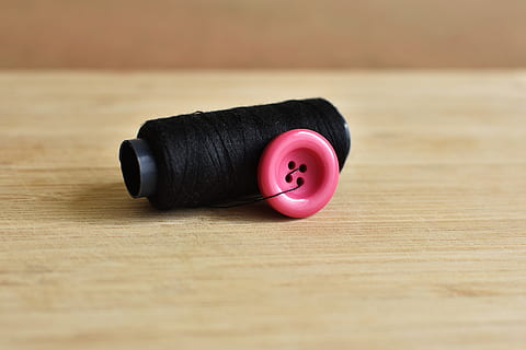 Taste, Nähen, Garn, rosa Knopf, schwarzes Garn, Faden, handgemacht, Handarbeit, Kunst, Jahrgang, Mode, Design, Hobby, Stechen, Tabelle, drinnen, Holz - Material, Stillleben, Nahansicht, keine Leute, Einfachheit, Sport, schwarze Farbe, einzelnes Objekt, pinke Farbe, zwei Objekte, Sportausrüstung, Nummer, Fokus auf den Vordergrund, Technologie, selektiver Fokus, Holz, Fertigkeit, Kreativität, Holzmaserung, 5K, CC0, gemeinfrei, lizenzfrei