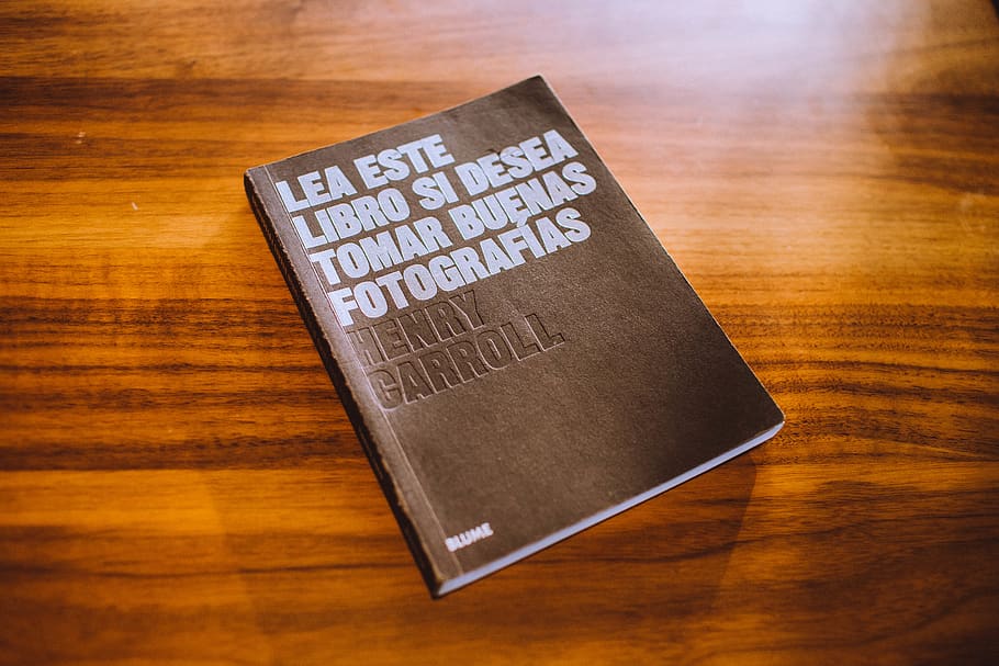 lea este bog, indendørs, bord, træ - materiale, tekst, ingen mennesker, høj vinkel visning, vestlige script, forretning, tæt på, nummer, enkelt objekt, træ, trækorn, stilleben, fokus på forgrunden, meddelelse, gulve, trægulv, begyndelser, sølvfarvet, 5K