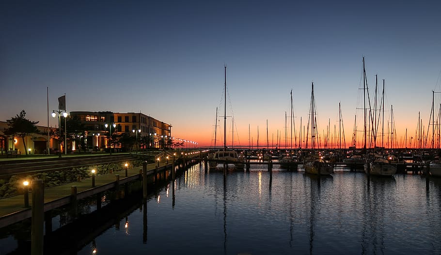 port, web, llum, tarda, cases, nit, embarcacions, vaixells, llums, llanternes, il·luminat, fosc, passeig marítim, posta de sol, resplendor, silenciós, abendstimmung, taronja, duplicació, llac, romàntic, mar, warnemünde, crepuscle, vacances, aigua, cel, transport, arquitectura, vaixell nàutic, estructura construïda, reflexió, manera de transport, davant del mar, exterior de l'edifici, cap gent, naturalesa, vespre, connexió, ciutat, pont, veler, pont - estructura feta per l'home, a l'aire lliure, canal, marina, 5K