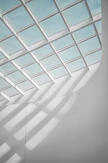 paret grisa, arquitectura, claraboia, estructura, finestra, llum solar, modern, blanc, calma, ombra, llum, brillant, detall, patró, interior, neutral, corba, línia, gris, minimalisme, arquitectura moderna, cap gent, Color blanc, estructura construïda, a l'interior, dia, funció de construcció de parets, primer pla, metall, vista d’angle baix, disseny, naturalesa, natura morta, sostre, 5K, CC0, domini públic, lliure de regalies