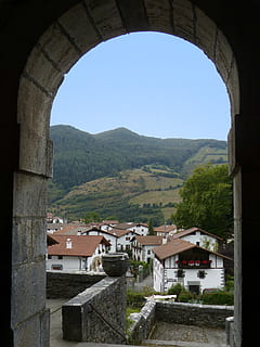 ventana, arco, paisaje, ver, leitza, Navarra, arquitectura, estructura construida, montaña, exterior del edificio, cielo, edificio, naturaleza, día, nadie, árbol, casa, cielo limpio, ambiente, Distrito residencial, cordillera, planta, al aire libre, pueblo, paisaje urbano, 4K, CC0, dominio público, libre de derechos