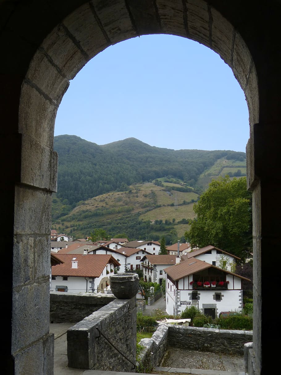 finestra, arc, paisatge, vista, leitza, Navarra, arquitectura, estructura construïda, muntanya, exterior de l'edifici, cel, edifici, naturalesa, dia, cap gent, arbre, casa, cel clar, medi ambient, barri residencial, Serra, planta, a l'aire lliure, ciutat, paisatge urbà, 4K