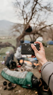 elektronik, kamera, orang, manusia, jari, juru potret, fotografi, foto, kamera digital, kamera video, monitor, tampilan, layar, layar LCD, layar api, mebel, lensa kamera, pakaian, gaun, teknologi, tangan manusia, tema fotografi, komunikasi, memegang, orang sungguhan, ponsel pintar, teknologi nirkabel, memotret, tangan, satu orang, telepon genggam, perangkat informasi portabel, bagian tubuh manusia, aktivitas, hari, gaya hidup, koneksi, laki-laki, di luar rumah, 5K, CC0, domain publik, bebas royalti