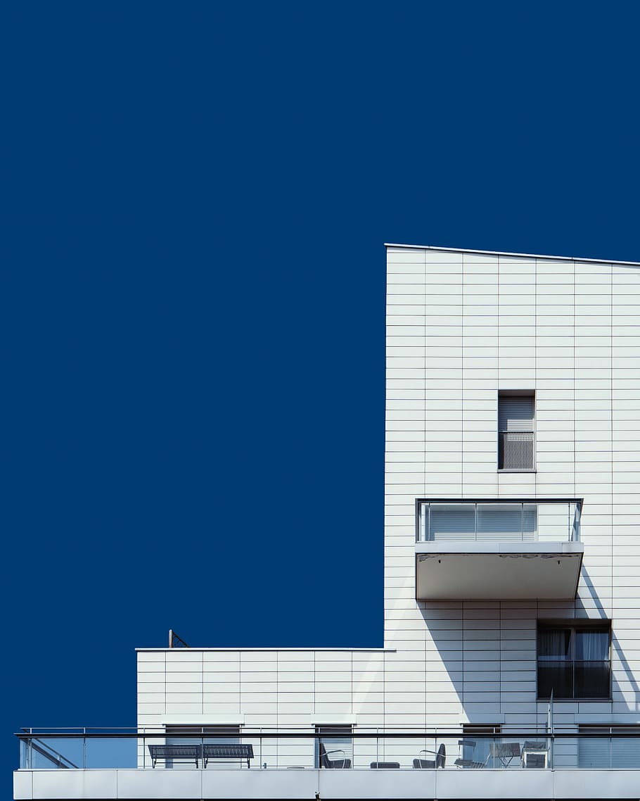 edifici blanc, edifici, arquitectura, habitatge, condomini, edifici d'oficines, balcó, minimalisme, mínim, arquitectònic, fons de pantalla, resum, modern, finestra, barana, decoració de la llar, urbà, paret, de gran alçada, ciutat, estructura construïda, exterior de l'edifici, blau, cel, vista d’angle baix, cel clar, còpia espai, naturalesa, dia, llum solar, cap gent, a l'aire lliure, exterior d’edifici d’oficines, oficina, assolellat, 4K