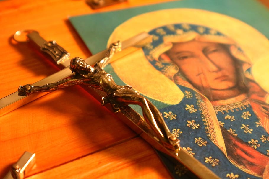 creu, Déu, jesús, Pasqua, Església, estacions de la creu, mary, la nostra dama, la resurrecció, cristianisme, religió, Sant, capella, catòlic, oració, una persona, música, cultura i entreteniment artístic, adult, instrument musical, a l'interior, retrat, tirada al cap, roba, rendiment, roba tradicional, homes, instrument de corda, equipament musical, artista, barret, músic, primer pla, 5K