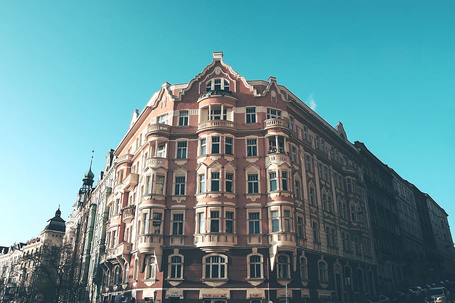 arquitectura, edifici, infraestructura, estructura, establiment, apartament, finestres, condomini, hotel, cel, urbà, ciutat, estructura construïda, exterior de l'edifici, vista d’angle baix, cel clar, finestra, naturalesa, cap gent, blau, el passat, dia, història, barri residencial, a l'aire lliure, llum solar, destinacions de viatge, vell, casa de fila, 2K