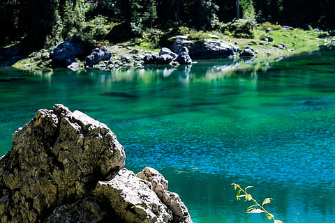 Rio Verde, Rocha, agua, Karersee, Itália, natureza, oceano, ao ar livre, mar, costa, panorama, lago, tropical, idílio, caverna, enseada, floresta tropical, plantar, vegetação, flora, rock - objeto, sólido, beleza na natureza, tranquilidade, dia, scenics - natureza, cena tranquila, formação rochosa, árvore, ninguém, cena não urbana, terra, turquesa colorida, 4K, CC0, domínio público, royalty free