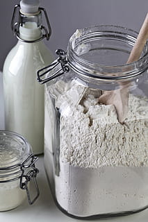 Klarglasbehälter, Mehl, Lebensmittel, Pulver, Krug, Süßwaren, Süßigkeiten, Dessert, Sahne, Creme, Waschbecken Wasserhahn, Schüssel, Fotografie, Farbe, Kanon, kristianapinne, Ästhetik, retuschieren, Retuscheur, Leitartikel, Lebensmittelfotograf, Container, Glas - Material, Essen und Trinken, transparent, drinnen, Nahansicht, Stillleben, keine Leute, Tabelle, Frische, Wohlbefinden, Zucker, gesundes Essen, Milchprodukt, Küchenutensilien, Süßes Essen, Getränk, Versuchung, 5K, CC0, gemeinfrei, lizenzfrei