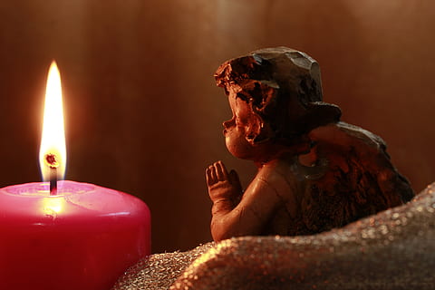 fuoco, candela, fiamma, speranza, spiritualità, ardente, in casa, una persona, fuoco - fenomeno naturale, illuminato, adulto, raggiante, seduta, natura, vista laterale, calore - temperatura, stanza domestica, detenzione, avvicinamento, attrezzatura per l'illuminazione, lampada elettrica, 5K, CC0, dominio pubblico, privo di copyright