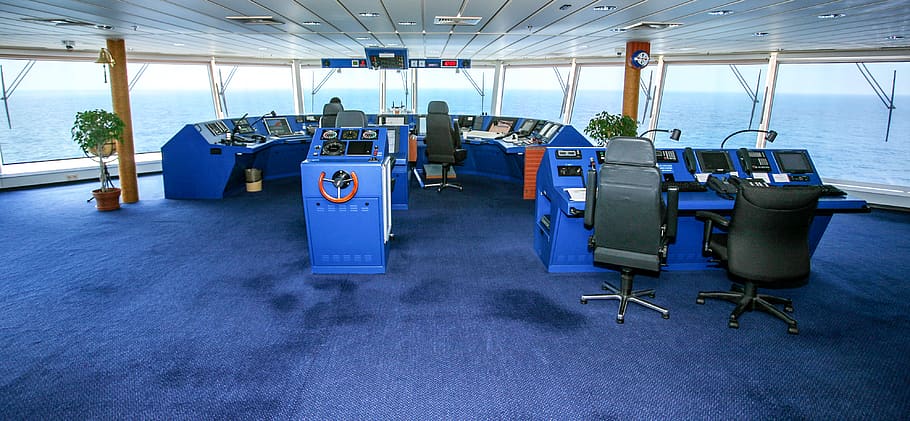 sala de control de vaixells, cadira, mobles, EUA, transport, aeroport, persona, humà, taula, escriptori, a l'interior, edifici, creuer, miami, pont, naval, viatjar, oceà, vaixell, dirigir, manera de transport, seient, blau, cap gent, absència, dia, zona de sortida de l'aeroport, tecnologia, vehicle aeri, interior del vehicle, avió, sostre, cel, 4K