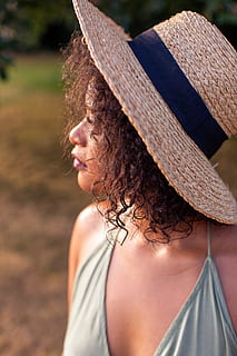 grijze strohoed, een persoon, hoofdschot, kapsel, haar-, volwassen, focus op de voorgrond, portret, jonge volwassene, vrouw, detailopname, kleding, op zoek, bruin haar, overpeinzing, hoed, dag, achteraanzicht, natuur, buitenshuis, mooie vrouw, 5K, CC0, publiek domein, royaltyvrij