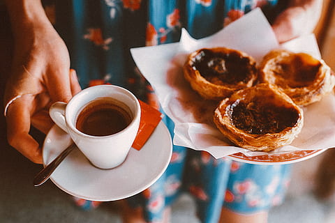la personne, en portant, blanc, assiette soucoupe, tasse à thé, boisson, pain, caféine, Chocolat, tasse, Aube, délicieux, oeuf tarte, Expresso, aliments, chaud, gâteaux nata, pastel de nata, Pâtisserie, le Portugal, soucoupe, sucre, Tarte, traditionnel, femme, Nourriture et boisson, café, table, café - boisson, agresser, tasse à café, à l'intérieur, rafraîchissement, main, Vrais gens, main humaine, fraîcheur, prêt à manger, portion, assiette, personnes accessoires, repas, boisson chaude, vaisselle, petit déjeuner, collation, 5K, CC0, domaine public, libre de droits