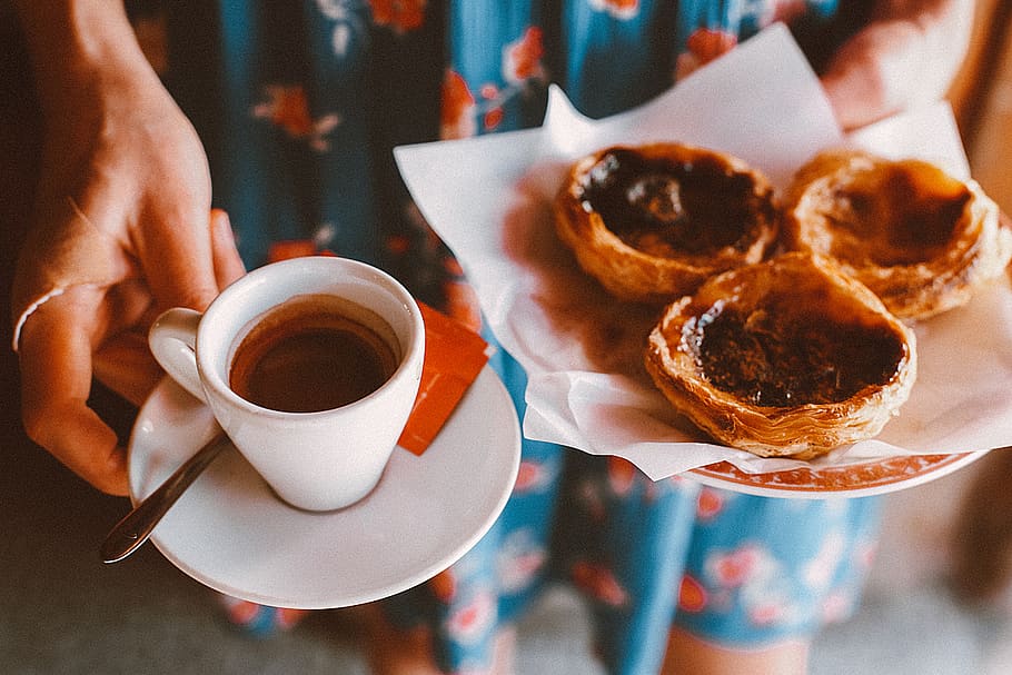 persona, celebració, blanc, plat de plat, tassa de te, begudes, pa, cafeïna, xocolata, tassa, alba, deliciós, beure, pastís d'ou, espresso, menjar, calenta, nata pastissos, pastel de nata, pastisseria, portugal, plat, sucre, tarta, tradicional, dona, menjar i beguda, cafè, taula, cafè - beguda, tassa de cafè, a l'interior, refresc, mà, persones reals, mà humana, frescor, llest per menjar, mida de la porció, placa, persones incidentals, beguda calenta, vaixella, esmorzar, berenar, 5K