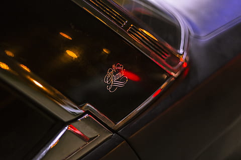 mobil hitam, merek dagang, logo, simbol, mobil, ban, angkutan, kendaraan, lambang, neon, mesin, roda, cahaya, roda mobil, velg, berbicara, wallpaper, mahkota, Kendaraan bermotor, moda transportasi, malam, tidak ada orang, dalam ruangan, merah, kendaraan darat, bahan kaca, diterangi, kekayaan, merapatkan, gerakan, interior mobil, refleksi, lampu belakang, fokus selektif, tampilan sudut tinggi, kemewahan, 2K, CC0, domain publik, bebas royalti
