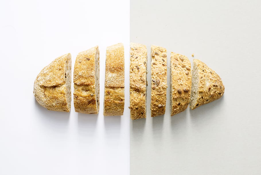 pa cuit, al forn, fleca, cocció, pa, primer pla, deliciós, menjar, fotografia de menjar, menjar fresc, saludable, casolà, nutrició, pastisseria, rodanxes, saborós, tradicional, blat, sencer, fons blanc, menjar i beguda, a l'interior, tir de l'estudi, frescor, cap gent, tallar, benestar, alimentació saludable, natura morta, tall, berenar, vista d’angle alt, directament a sobre, marró, sol objecte, fer dieta, 4K
