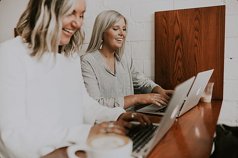 zwei, Frau, mit, Laptops, lächelnd, Computer, Kommunikation, kabellose Technologie, mit laptop, Glück, Erwachsene, Frauen, Laptop, zwei Menschen, Verbindung, Technologie, drinnen, reifer erwachsener, Zusammengehörigkeit, Emotion, reife Frauen, Sitzung, positive Emotionen, 5K, CC0, gemeinfrei, lizenzfrei