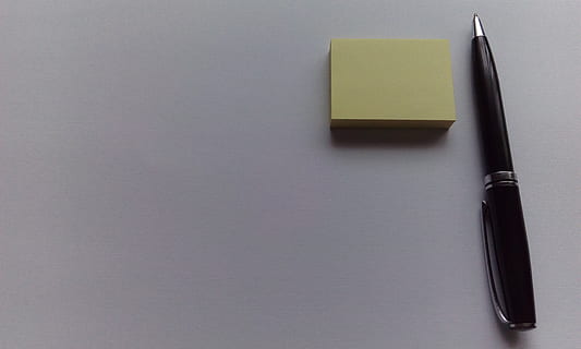 publícalo, Nota, memoria, oficina, bloc, notas adhesivas, amarillo, escribir, nota adhesiva, guardar en la lista, bolígrafo, blanco, papel, adentro, recordatorio, copia espacio, foto de estudio, suministros de oficina, nadie, instrumento de escritura, bloc de notas, negocio, documento, carta, comunicación, dos objetos, Pluma fuente, lista de quehaceres, 4K, CC0, dominio público, libre de derechos