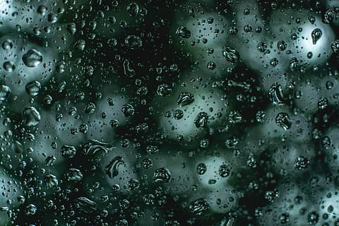 mělký, zaostřovací fotografie, kapky vody, bublina, čistý, Průhledná, detail, rosa, kapiček, kapky, sklenka, h2o, kapalný, makro, pohyb, čistota, déšť, kapky deště, splash, praní, voda, počasí, mokré, pokles, okno, sklo - materiál, průhledný, celý rám, pozadí, dešťová kapka, nikdo, uvnitř, Příroda, období dešťů, zaměřit se na popředí, den, 5K, CC0, veřejná doména, bez autorských práv