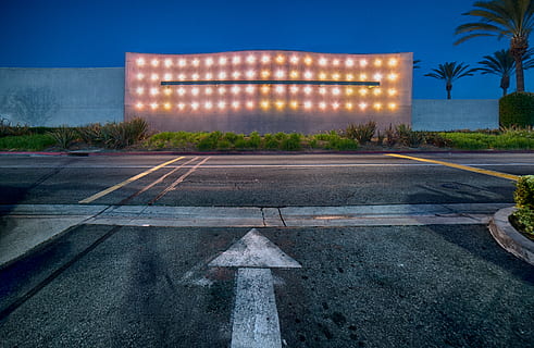 ingeschakeld licht, blauwe periode, stedelijk, architectuur, verlicht, nacht, stad, buitenkant van het gebouw, schemer, geen mensen, ingebouwde structuur, weg, teken, boom, hemel, straat, vervoer, fabriek, symbool, wegmarkering, natuur, het merken, buitenshuis, kantoorgebouw buitenkant, 2K, CC0, publiek domein, royaltyvrij