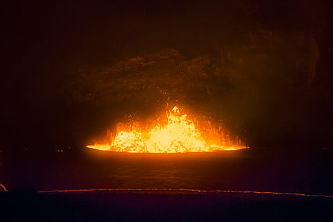 fuoco rosso, fuoco, parco nazionale dei vulcani hawai'i, parco nazionale dei vulcani delle Hawai, stati Uniti, lava, attività ricreative, falò, campeggio, fiamma, fuoco di bivacco, caldo, vulcano, arancia, giallo, splendore, buio, calore, piscina di lava, Kilauea, parco nazionale del vulcano, calore - temperatura, ardente, fuoco - fenomeno naturale, segnale di pericolo, notte, cartello, comunicazione, natura, che esplode, geologia, incidenti e disastri, nessuno, fumo - struttura fisica, raggiante, ambiente, distruzione, eruzione, all'aperto, caos, potere in natura, inferno, 2K, CC0, dominio pubblico, privo di copyright