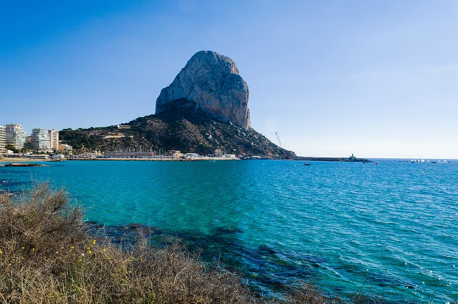 Spagna, calp, mare, acqua, bellezza nella natura, cielo, blu, scenics - natura, roccia, natura, terra, scena tranquilla, roccia - oggetto, la tranquillità, giorno, spiaggia, nessuno, formazione rocciosa, solido, cielo sereno, montagna, orizzonte sull'acqua, color turchese, pila rock, formazione, baia, 4K