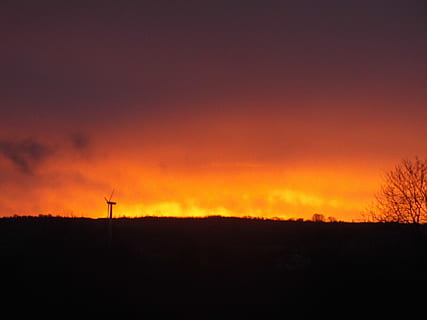 posta de sol, molins de vent, nit, arbre, naturalesa, fotografia, silueta, cel, color taronja, medi ambient, escenics - natura, paisatge, bellesa a la natura, cap gent, tranquil·litat, escena tranquil·la, generació de combustible i energia, tecnologia, conservació del medi ambient, energia renovable, terra, núvol - cel, a l'aire lliure, cel dramàtic, cel romàntic, 5K, CC0, domini públic, lliure de regalies