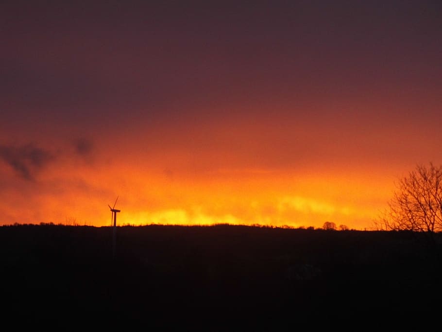posta de sol, molins de vent, nit, arbre, naturalesa, fotografia, silueta, cel, color taronja, medi ambient, escenics - natura, paisatge, bellesa a la natura, cap gent, tranquil·litat, escena tranquil·la, generació de combustible i energia, tecnologia, conservació del medi ambient, energia renovable, terra, núvol - cel, a l'aire lliure, cel dramàtic, cel romàntic, 5K