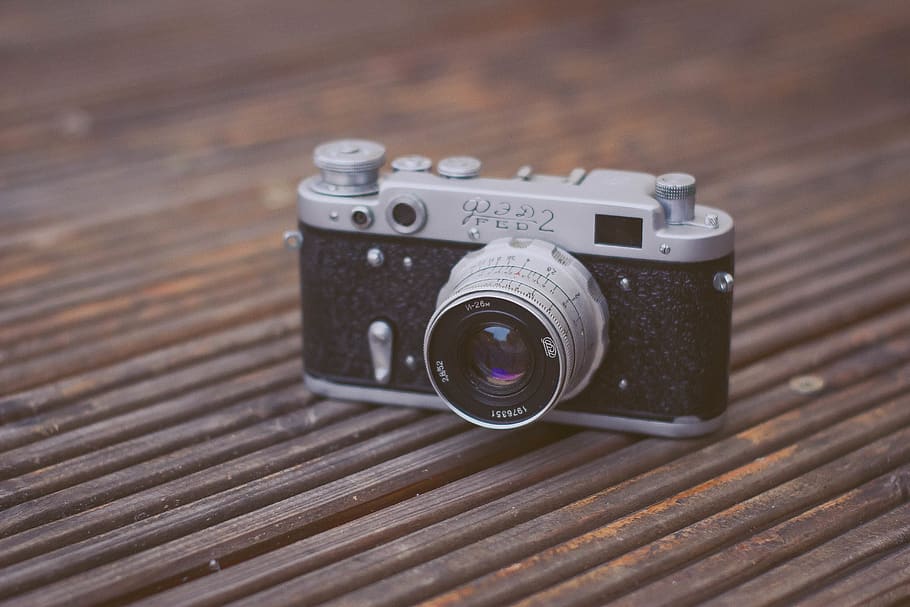 negre, gris, càmera de cinema, marró, fusta, superfície, antiguitat, càmera, primer pla, electrònica, equipament, focus, lent, manual, obsoleta, òptica, tecnologia, vintage, zoom, temes de fotografia, càmera - equip fotogràfic, material de fusta, estil retro, equip fotogràfic, cap gent, vista d’angle alt, lent - instrument òptic, vell, sol objecte, a l'interior, història, taula, metall, el passat, fotografiar, color plata, càmera digital, gra de fusta, 5K