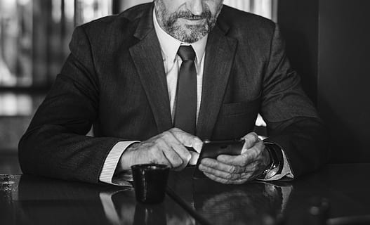 işten sonra, yalnız, bar, sakal, sakallı, patron, iş, iş adamı, işadamı, meşgul, CEO, kontrol etme, tüzel, besleme, odaklı, odaklanma, adam, müdür, olgun, mesajlaşma, haber, sosyal, internet üzerinden, erkekler, erkek, bir kişi, yetişkin, tablo, oturma, içeriye, önden görünüş, takım elbise, kıdemli yetişkin, kıdemli erkekler, olgun adam, yaşam, iyi giyimli, olgun yetişkin, erkek giyim mağazası, 4K, CC0, kamu malı, telif ücretsiz