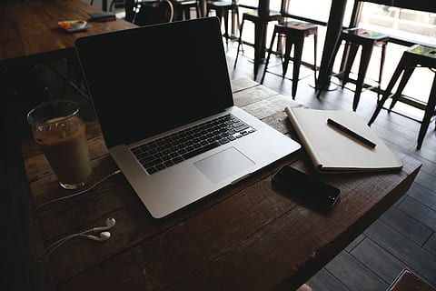 MacBook, Laptop, Computer, Tabelle, Cafe, Eiskaffee, Notizblock, Stift, iphone, Handy, Mobiltelefon, Technologie, Kopfhörer, Geschäft, kabellose Technologie, Kommunikation, Holz - Material, Getränk, Essen und Trinken, Verbindung, keine Leute, drinnen, Stillleben, Erfrischung, tragbares Informationsgerät, Tasse, Möbel, High Angle View, Abwesenheit, Haushaltsausstattung, Glas, 5K, CC0, gemeinfrei, lizenzfrei