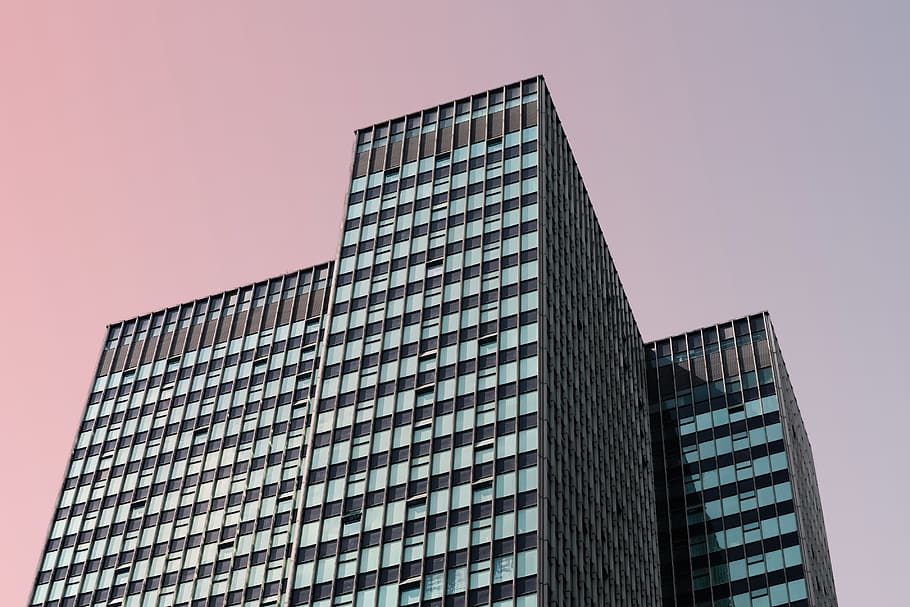 edifici alt, edifici, edifici d'oficines, urbà, ciutat, de gran alçada, arquitectura, gratacels, rosa, posta de sol, exterior, cel, edifici d'apartaments, arquitectura mínima, netejar, paisatge urbà, horitzó, sortida del sol, fons, resum, exterior de l'edifici, estructura construïda, vista d’angle baix, exterior d’edifici d’oficines, oficina, modern, cel clar, alta - alta, cap gent, naturalesa, vidre - material, torre, a l'aire lliure, dia, reflexió, 4K