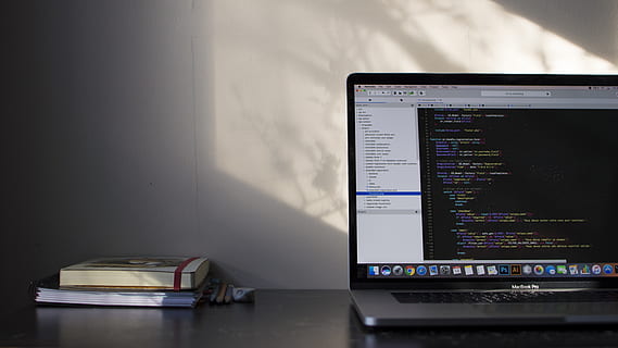 macbook, pro, montrant, langage de programmation, La technologie, table, ordinateur, la communication, à l'intérieur, Technologie sans fil, lien, livre, personne, affaires, publication, meubles, fermer, portable, l'Internet, tablette numérique, bureau, texte, empiler, la finance, 5K, CC0, domaine public, libre de droits